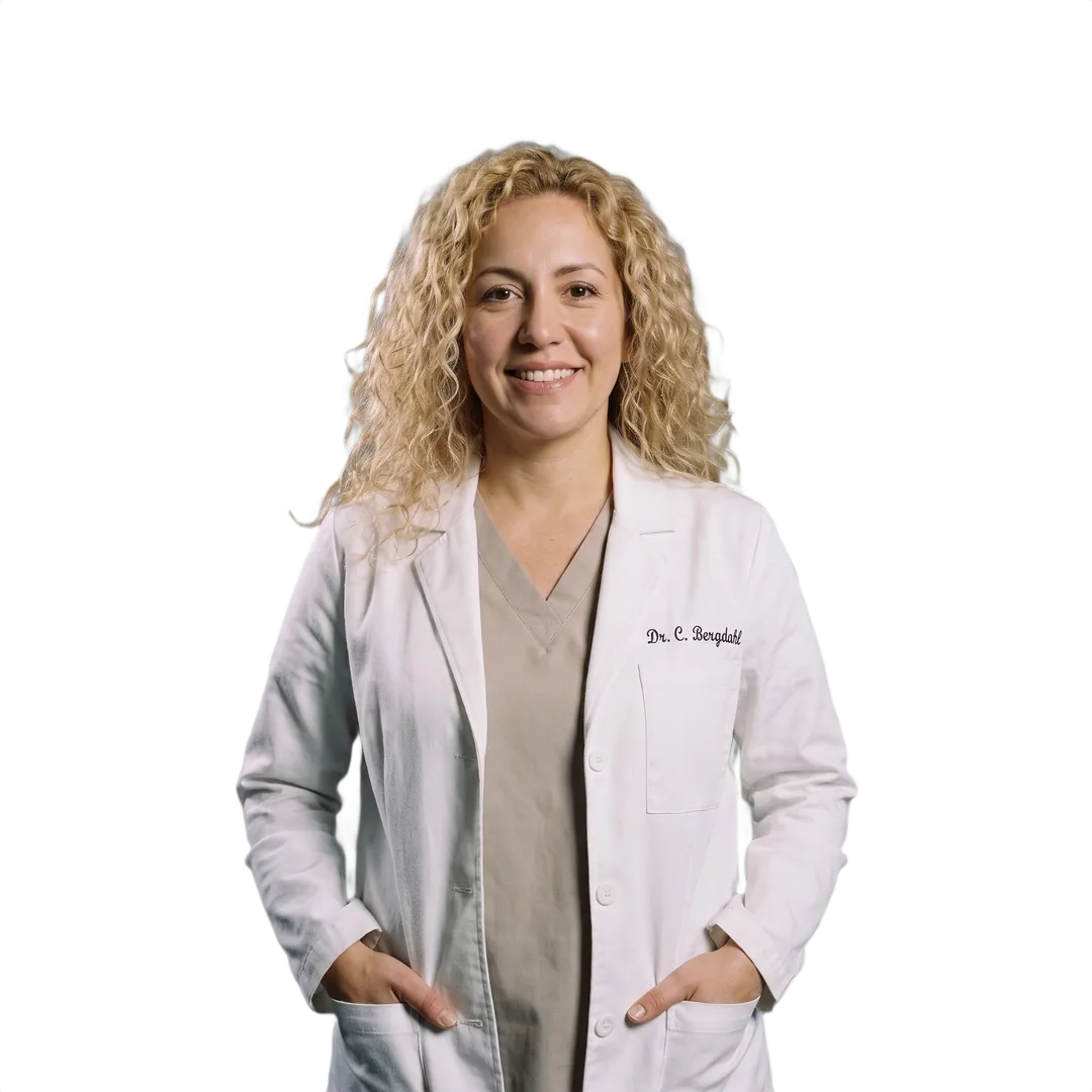 Dra. Catalina Beristáin sonriendo, con bata blanca y las manos en los bolsillos