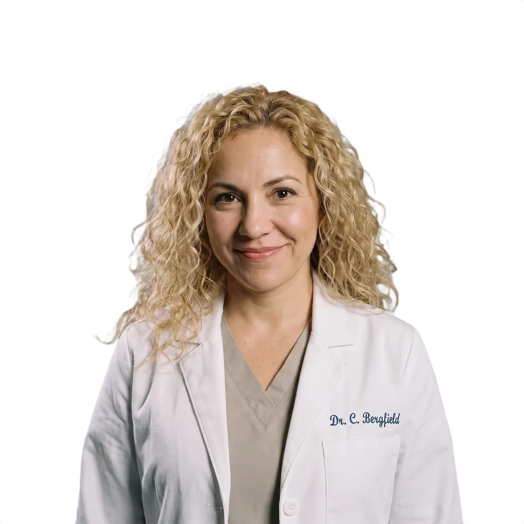 Dra. Catalina Beristáin, cirujana dentista, sonriendo con bata blanca