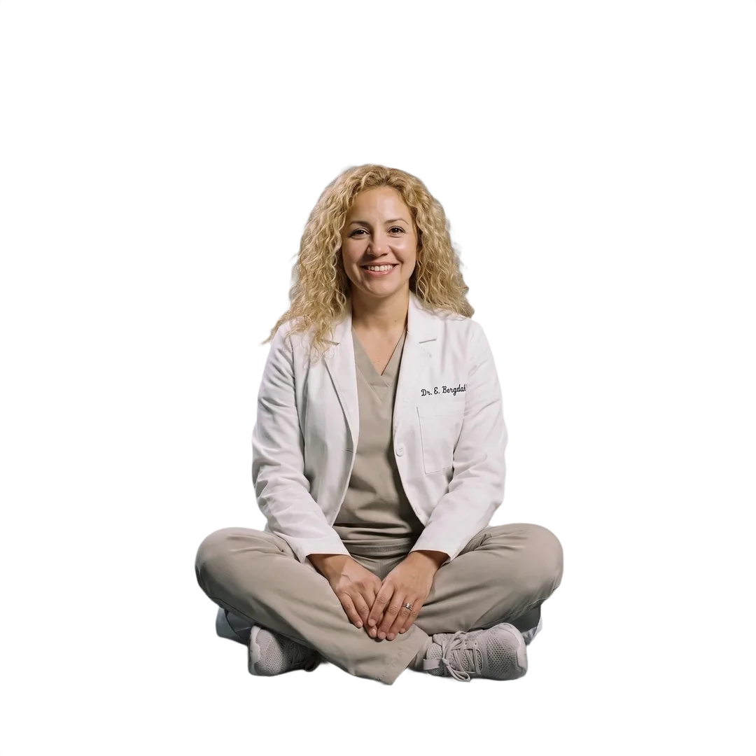 Dra. Catalina Beristáin sentada, sonriendo